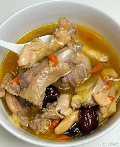 黄芪枸杞鸡汤